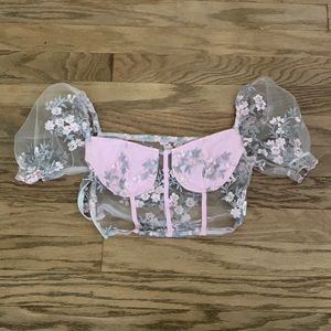 Crop top floral pattern with a side zipper for nice fit